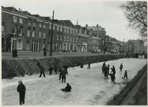 202591-kon-emmakade-kinderen-op-ijs-1956