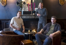 Internationale huiskamer van de stad viert feest Eigenaren Michael Tilkema, Melvin van der Meer en Pieter Scholtes